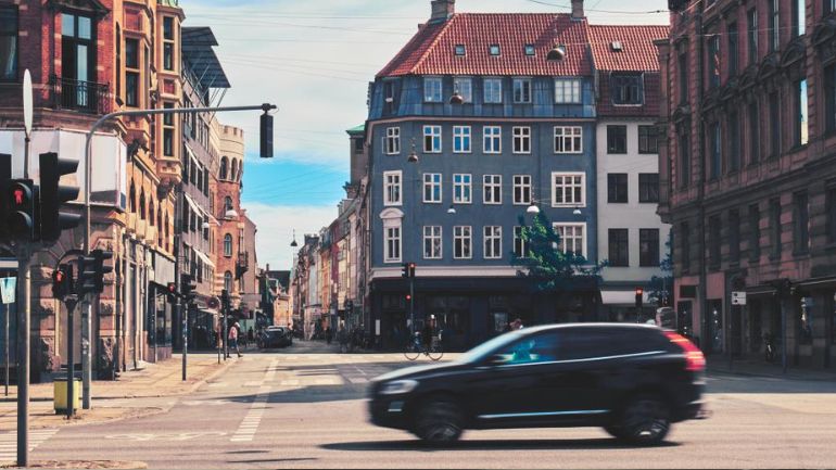 Δανία: Απαγορεύτηκε η νυχτερινή κυκλοφορία των οχημάτων σε δρόμους της Κοπεγχάγης – Ο λόγος
