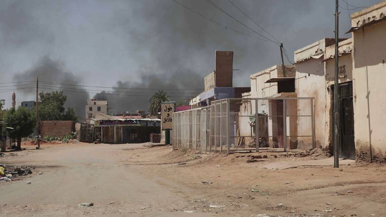 Κλιμακώνονται οι βομβαρδισμοί στο Σουδάν καθώς στρατιωτικές παρατάξεις δίνουν μάχες στο Χαρτούμ Κλιμακώνονται οι βομβαρδισμοί στο Σουδάν καθώς στρατιωτικές παρατάξεις δίνουν μάχες στο Χαρτούμ