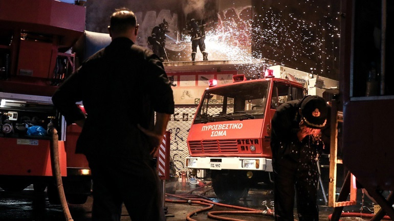 Φωτιά σε εγκαταλελειμμένο κτήριο στο κέντρο της Αθήνας