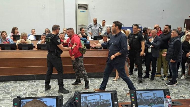 Μεγάλη ένταση στον διαγωνισμό για τις παραλίες στην Ρόδο – Παρενέβη η αστυνομία