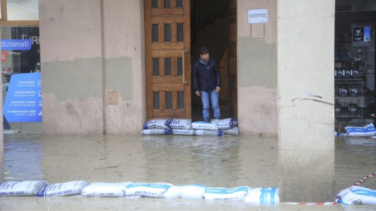 Στους πέντε οι νεκροί από την κακοκαιρία στην Ιταλία – Τεράστια η περιοχή που έχει πλημμυρίσει