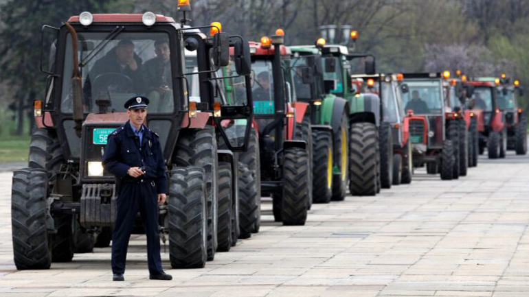 Με τρακτέρ στους δρόμους οι Σέρβοι αγρότες διεκδικώντας επιδοτήσεις και αυξήσεις στις τιμές των προϊόντων
