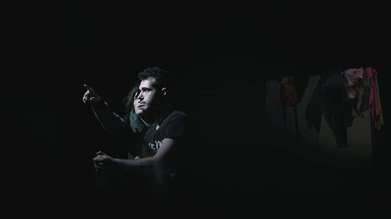 Η ιστορία του Βαγγέλη Γιακουμάκη στη θεατρική σκηνή – Μια παράσταση ντοκουμέντο για τον εκφοβισμό