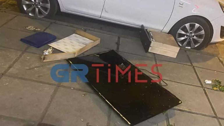 Θεσσαλονίκη: Βγήκε στο μπαλκόνι και πετούσε συρτάρια, ντουλάπια και τηλεοράσεις στον δρόμο Θεσσαλονίκη: Βγήκε στο μπαλκόνι και πετούσε συρτάρια, ντουλάπια και τηλεοράσεις στον δρόμο