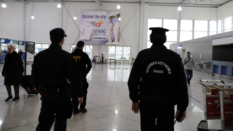 Συνελήφθη 55χρονη στο «Ελ. Βενιζέλος» – Εκκρεμούσε σε βάρος της ένταλμα για ληστεία στη Γλυφάδα