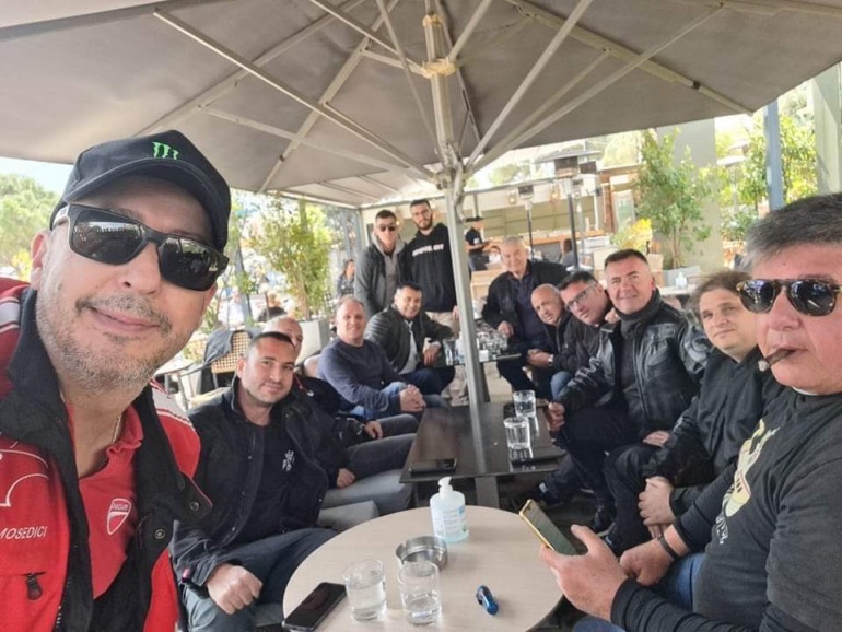 Στην απαραίτητη στάση για καφέ, σε πρώτο πλάνο ο Πρωταθλητής Ελλάδας Σάκης Συνιώρης