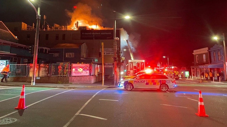 Ανασύρθηκαν τα δύο πρώτα πτώματα των ενοίκων που έχασαν τη ζωή τους από πυρκαγιά σε ξενοδοχείο του Ουέλινγκτον
