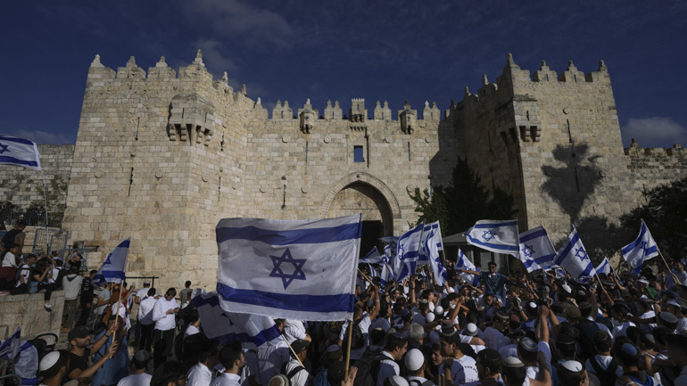 Χιλιάδες Ισραηλινοί στην «Πορεία των Σημαιών» στην Ιερουσαλήμ