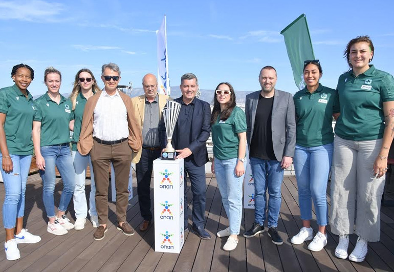 Οδυσσέας Χριστοφόρου, Γιάννης Ρόκκας, Παναγιώτης Μαλακατές και Δημήτρης Βρανόπουλος με μέλη της γυναικείας ομάδας βόλεϊ του Παναθηναϊκού Α.Ο.