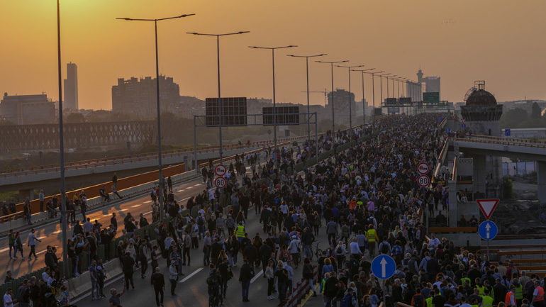 Μαζική διαδήλωση της αντιπολίτευσης στο Βελιγράδι
