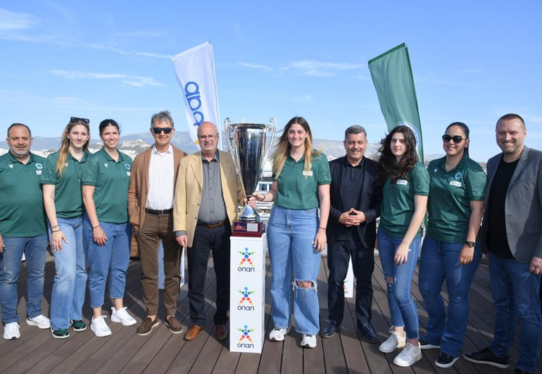 Οδυσσέας Χριστοφόρου, Γιάννης Ρόκκας, Παναγιώτης Μαλακατές και Δημήτρης Βρανόπουλος με μέλη της γυναικείας ομάδας μπάσκετ του Παναθηναϊκού Α.Ο.