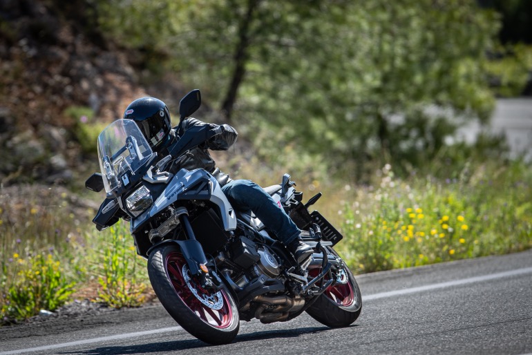 Οδηγήσαμε την V-Strom 1050 Street Edition στην ασφάλτινη διαδρομή