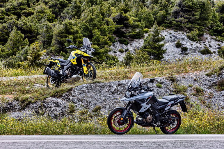 Οι δύο εκδόσεις του 1050, με βασικές διαφορές τους τροχούς 21 και 19 ιντσών