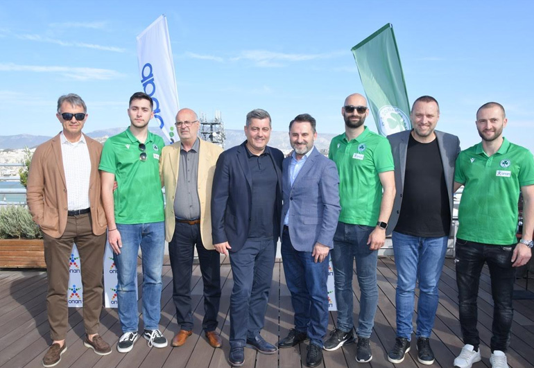 Οδυσσέας Χριστοφόρου, Γιάννης Ρόκκας, Παναγιώτης Μαλακατές και Δημήτρης Βρανόπουλος με μέλη της ομάδας ποδοσφαίρου σάλας (Futsal)