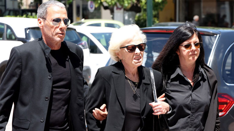 Γιάννης Βογιατζής: Το τελευταίο αντίο στον σπουδαίο τραγουδιστή – Συντετριμμένη η σύζυγός του