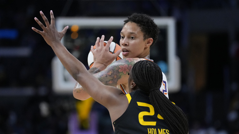 WNBA: Επιστροφή Γκράινερ παρουσία της Καμάλα Χάρις