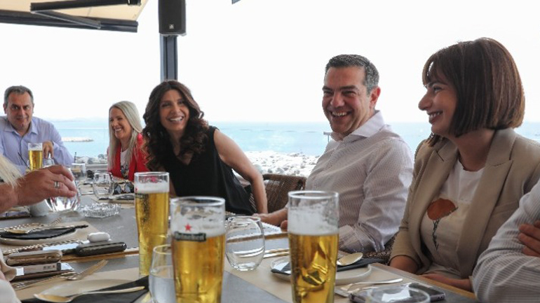 Συνάντηση του Αλ. Τσίπρα στον Πειραιά με πολιτικούς συντάκτες