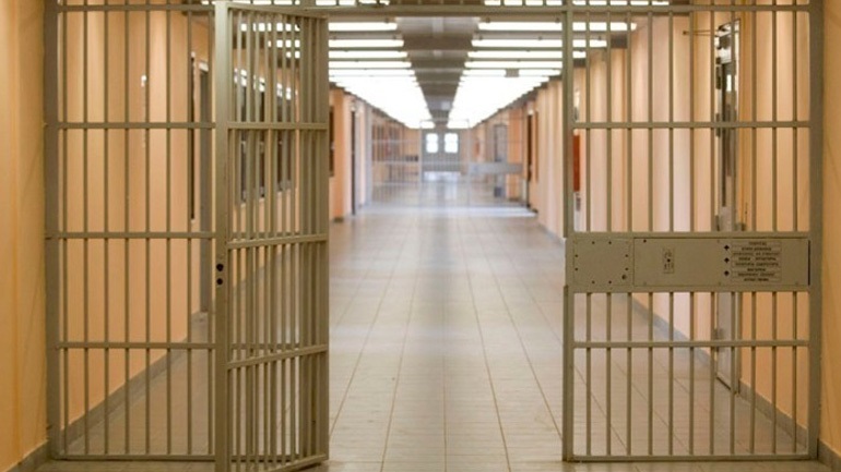 Ελεύθερη 44χρονη μητέρα που πέρασε ηρωίνη στον προφυλακισμένο γιό της