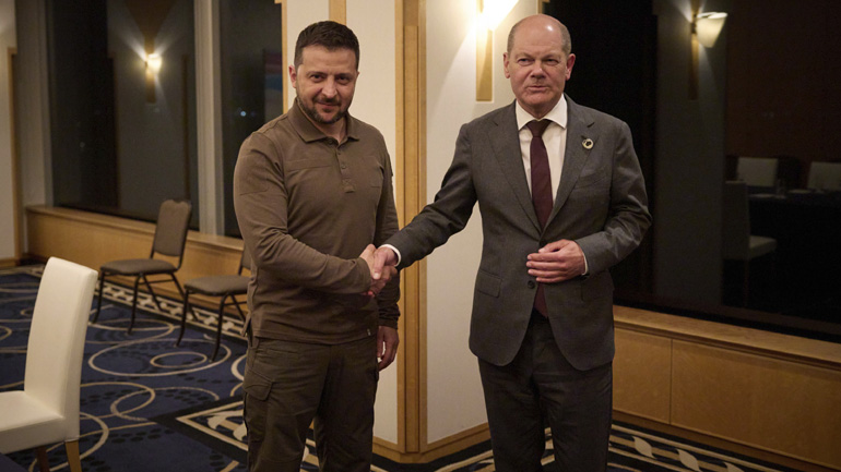 Σολτς: Το πρόγραμμα εκπαίδευσης Ουκρανών πιλότων σε F-16 στέλνει μήνυμα στη Ρωσία