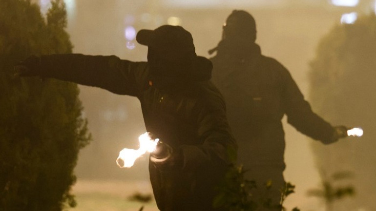 Επεισόδια έξω από την Πανεπιστημιούπολη στου Ζωγράφου – Ένας αστυνομικός τραυματίας