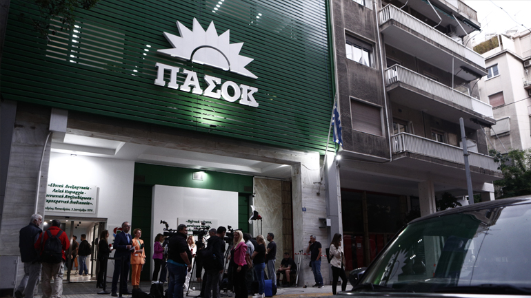 Ικανοποίηση και χαμόγελα στο ΠΑΣΟΚ-ΚΙΝΑΛ μετά τα αποτελέσματα του exit poll