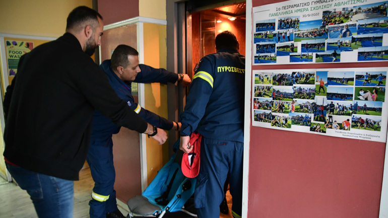 Ηλικιωμένος ψηφοφόρος στη Λάρισα κλείστηκε στο ασανσέρ σχολείου Ηλικιωμένος ψηφοφόρος στη Λάρισα κλείστηκε στο ασανσέρ σχολείου