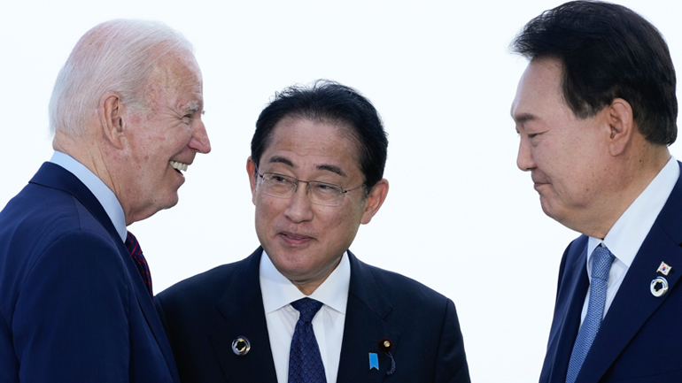 Ο πρόεδρος Μπάιντεν προσκάλεσε τον πρωθυπουργό Κισίντα και τον πρόεδρο Σουκ Γέολ σε τριμερή συνάντηση στις ΗΠΑ