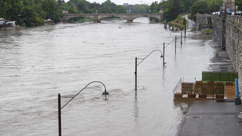 Ιταλία: 36.000 άνθρωποι εγκατέλειψαν τα σπίτια τους λόγω πλημμυρών – Η Μελόνι επισκέπτεται τις πληγείσες περιοχές