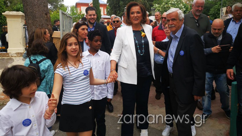 Με τα εγγόνια στην κάλπη η Ντόρα Μπακογιάννη: «Εύχομαι το βράδυ να γιορτάσουμε μια μεγάλη νίκη»