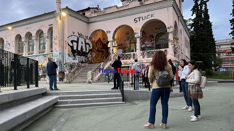 Θεσσαλονίκη: Με καθυστέρηση άνοιξαν οι κάλπες στο εκλογικό τμήμα που ψηφίζει ο Κώστας Καραμανλής