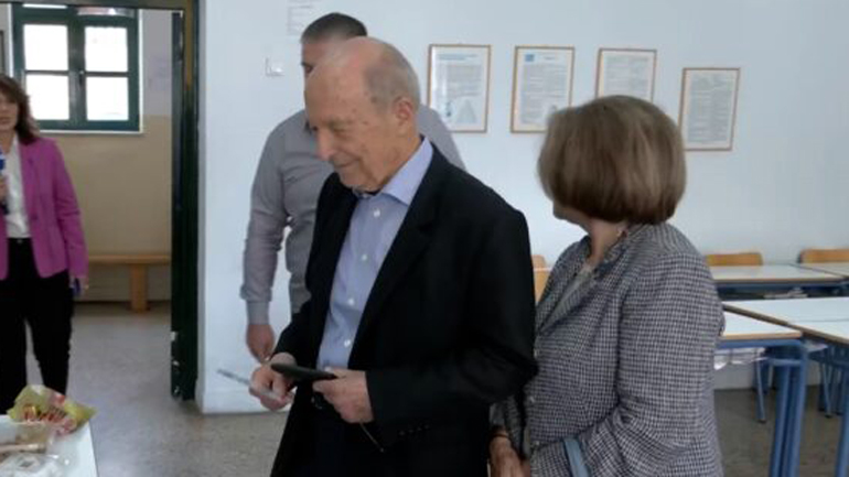Εκλογές 2023: Ψήφισε ο Κώστας Σημίτης – «Περιμένω μεγαλύτερο κίνημα στην ελληνική προοδευτική πολιτική»