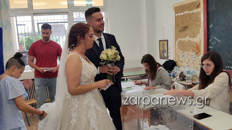 Από την εκκλησία στην κάλπη: Ζευγάρι στα Χανιά πήγε να ψηφίσει μετά τον γάμο Από την εκκλησία στην κάλπη: Ζευγάρι στα Χανιά πήγε να ψηφίσει μετά τον γάμο