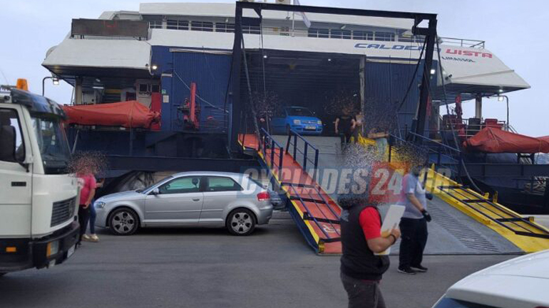 Σύρος: Απίστευτο παρκάρισμα αυτοκινήτου στο λιμάνι – «Μπλόκαρε» τον κατάπλου πλοίου