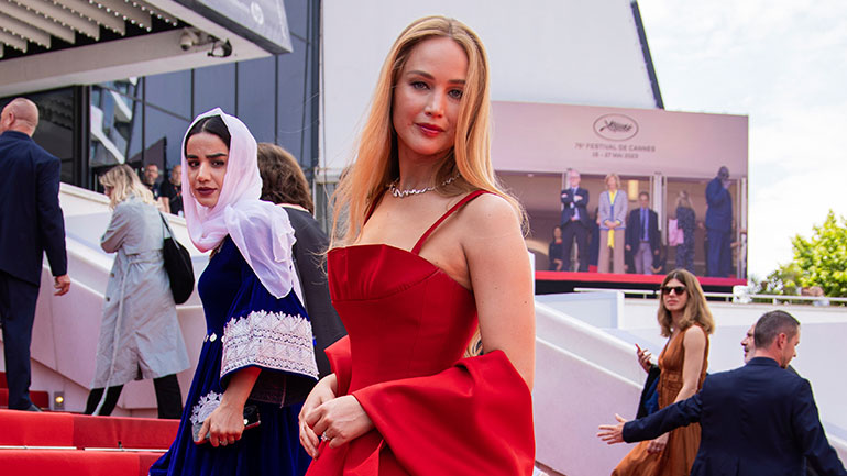 Κάννες: Η Τζένιφερ Λόρενς με μαύρες σαγιονάρες μετά τα 3 ατυχήματα στο κόκκινο χαλί