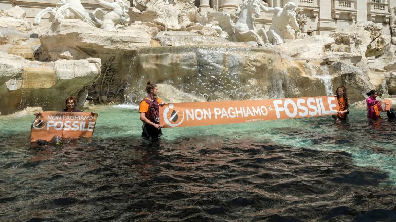 Ακτιβιστές έβαψαν μαύρη τη Φοντάνα ντι Τρέβι στην Ιταλία