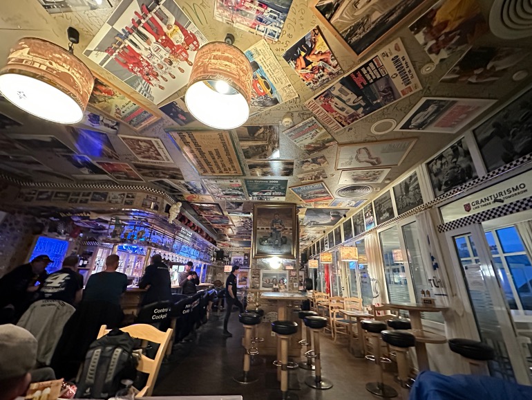 Ένα από τα καφέ της πίστας, που είναι διακοσμημένο με αγωνιστικές φωτογραφίες και πόστερ