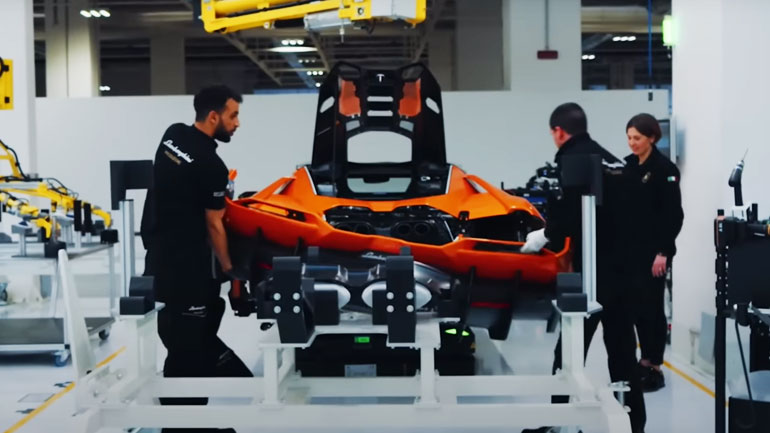 «Μπαίνουμε» στο εργοστάσιο της Lamborghini και βλέπουμε βήμα – βήμα τη συναρμολόγηση της Revuelto των 1.015 ίππων