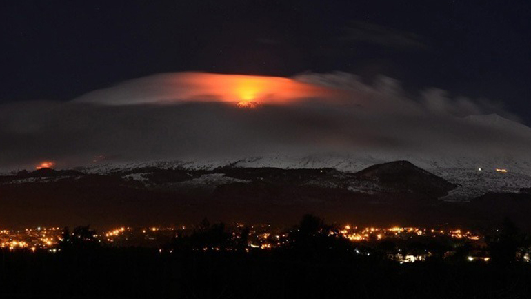 Επαναλειτουργεί το αεροδρόμιο της Κατάνης, καθώς η Αίτνα δεν εκτοξεύει πλέον ηφαιστειακή τέφρα