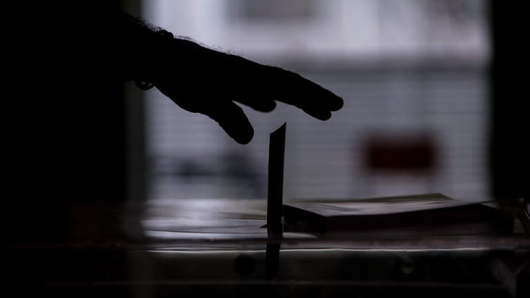 Μυστήριο σε εκλογικό κέντρο του Ηρακλείου: Αγνοείται δικαστικός αντιπρόσωπος και ο εκλογικός σάκος