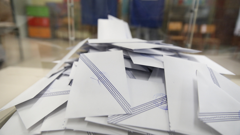 Ηλικιωμένη στην Πάτρα έριξε δύο φακέλους στην κάλπη και τη συνέλαβαν Ηλικιωμένη στην Πάτρα έριξε δύο φακέλους στην κάλπη και τη συνέλαβαν