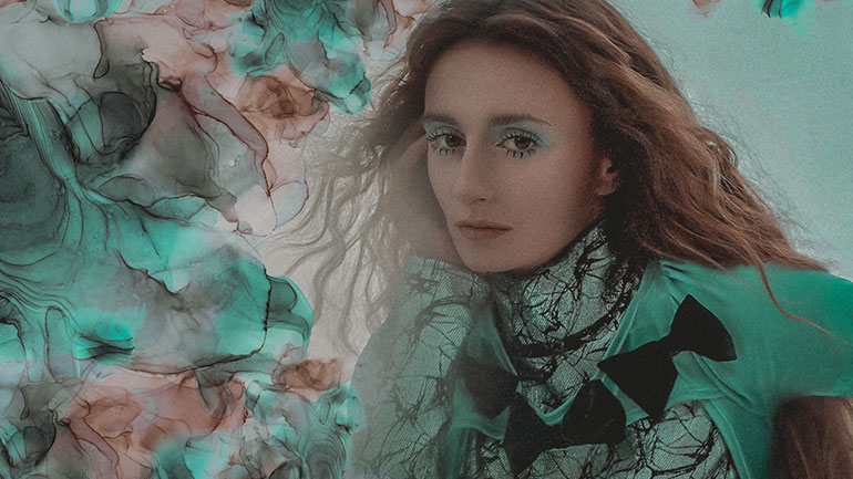 «Μια Εδέμ με χαμηλό ενοίκιο»: Η Σίλια Κατραλή παρουσιάζει το νέο της άλμπουμ στο Six Dogs