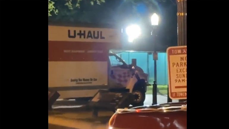 Αντιμέτωπος με βαριές κατηγορίες ο οδηγός του φορτηγού που έπεσε πάνω σε μπάρες ασφαλείας κοντά στον Λευκό Οίκο