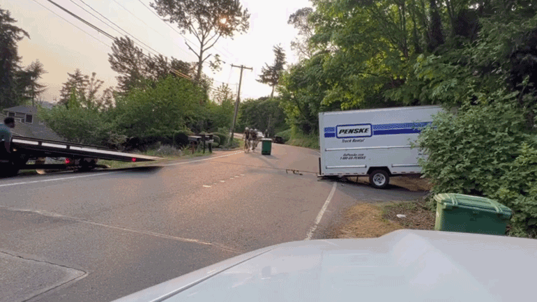 Ποδηλάτες σκοντάφτουν σε ιμάντα ρυμούλκησης αυτοκινήτου 