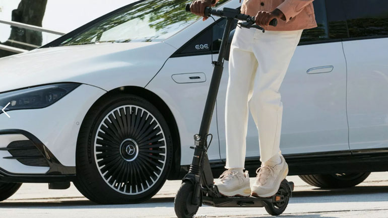 Νιώσε Lewis Hamilton (σε slow motion) με το νέο ηλεκτρικό πατίνι της Mercedes AMG