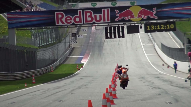 Μια…διαφορετική σούζα-ρεκόρ πάνω σε βέσπα