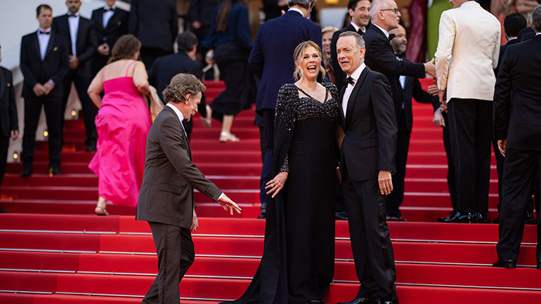 Κάννες: Η στιγμή εκνευρισμού του Τομ Χανκς με εργαζόμενο του Φεστιβάλ και η ανάρτηση της Ρίτα Γουίλσον