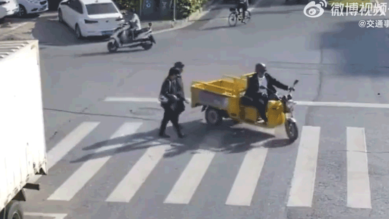 Οδηγός σε σκούτερ παρασύρει μία πεζή με ένα σχοινί