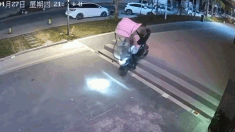 Για αυτό δεν πρέπει οι οδηγοί των σκούτερ να κόβουν δρόμο από τα πεζοδρόμια 