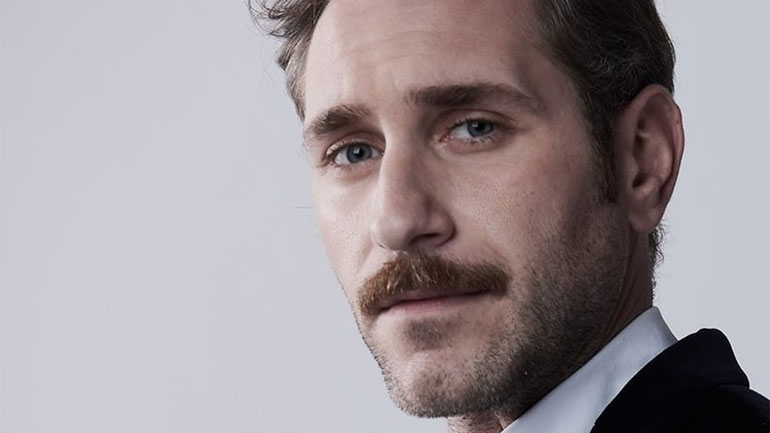 Άγγελος Ανδριόπουλος: «Απολύθηκα λόγω εγκυμοσύνης της γυναίκας μου» καταγγέλλει ο ηθοποιός