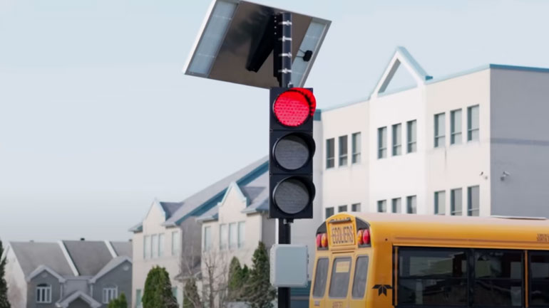 FRED: Το έξυπνο φανάρι που γίνεται πράσινο μόνο εάν οδηγείς κάτω από το όριο ταχύτητας 